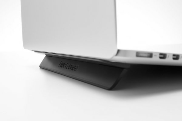 Bluelounge Kickflip MacBook Pro 15/16" Udklappeligt Støtte Sort