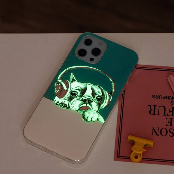 iPhone 14 Pro Max Cover Motiv Hund med Høretelefoner