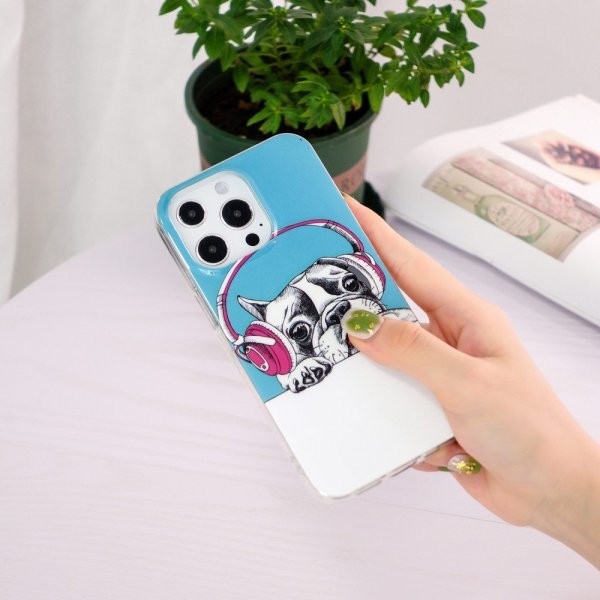 iPhone 14 Pro Max Cover Motiv Hund med Høretelefoner