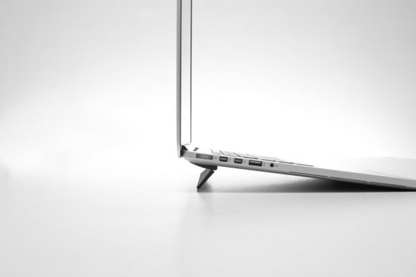 Bluelounge Kickflip MacBook Pro 15/16" Udklappeligt Støtte Sort