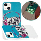 iPhone 15 Plus Cover Motiv Hund med Hovedtelefoner