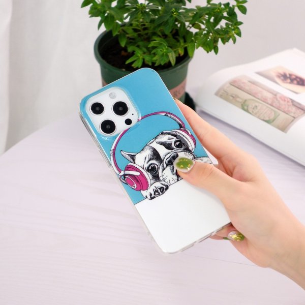 iPhone 15 Pro Max Cover Motiv Hund med Høretelefoner