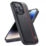 Lc.Imeeke iPhone 15 Pro Cover Kulfibertekstur Rød Stribe Sort