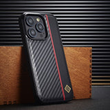 Lc.Imeeke iPhone 15 Pro Cover Kulfibertekstur Rød Stribe Sort