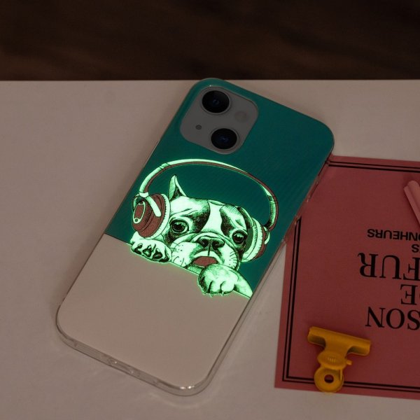 iPhone 15 Cover Motiv Hund med Høretelefoner