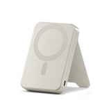 Satechi OntheGo Qi2 10K MagSafe-powerbank med Stander Sand